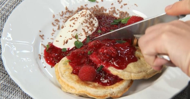 Яблочные оладьи с сиропом