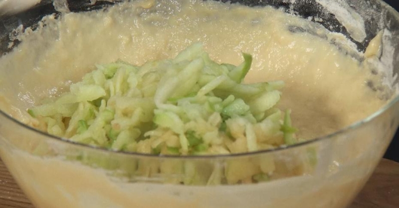 Яблочные оладьи с сиропом