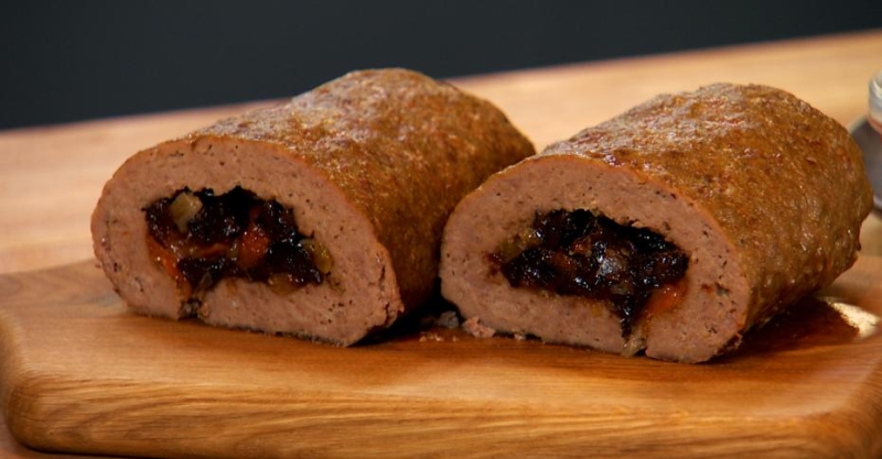 Мясной рулет с сухофруктами