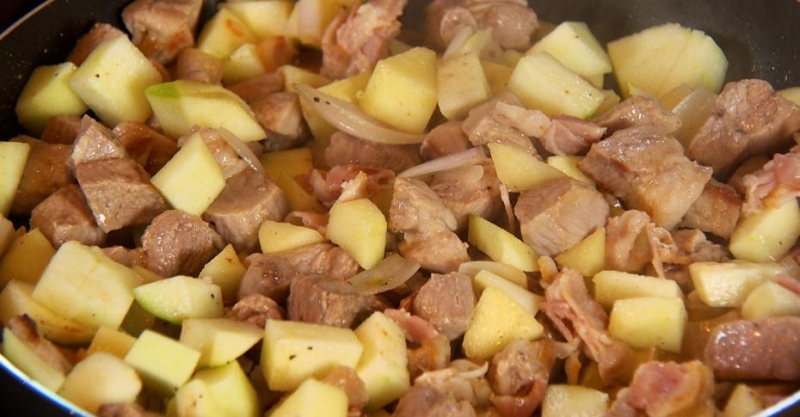 Яблочно-мясной коблер