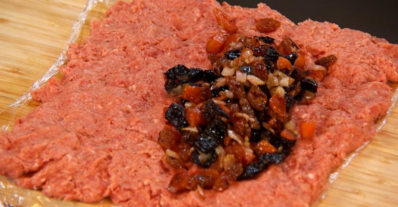 Мясной рулет с сухофруктами