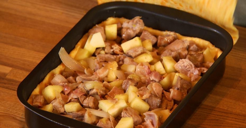 Яблочно-мясной коблер