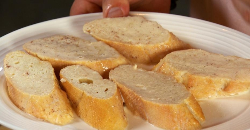 Французские тосты с беконом и соусом