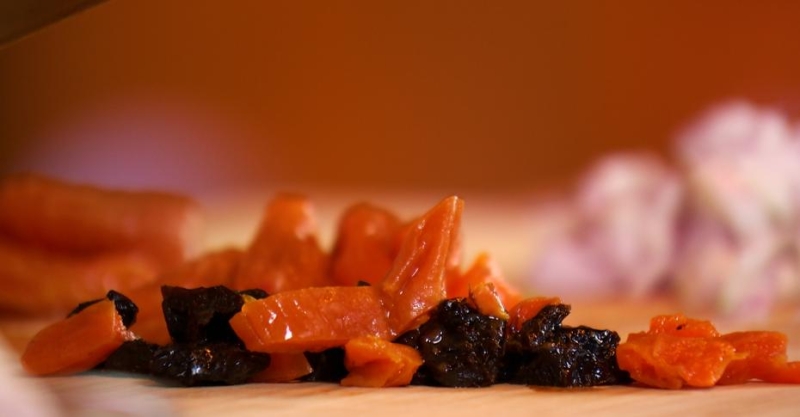 Мясной рулет с сухофруктами
