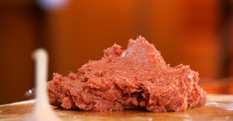 Мясной рулет с сухофруктами
