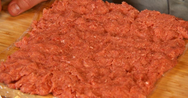 Мясной рулет с сухофруктами