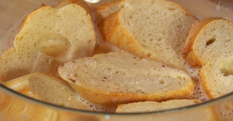 Французские тосты с беконом и соусом