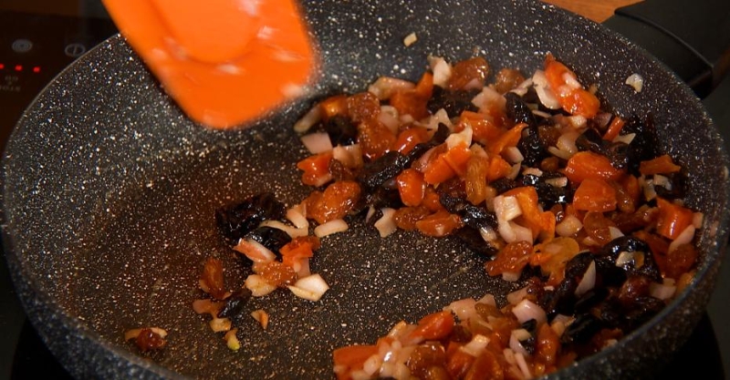 Мясной рулет с сухофруктами
