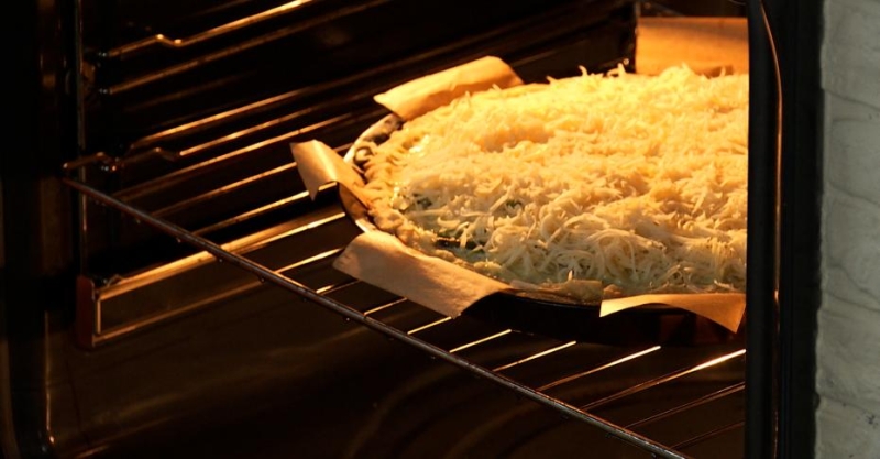 Киш с красной рыбой, фасолью, луком-пореем и сыром