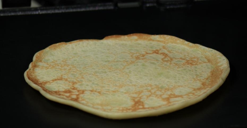 Блинчики с кабачком и пастой из перца с фетой
