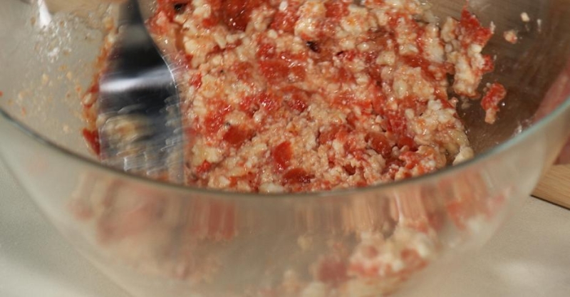 Блинчики с кабачком и пастой из перца с фетой