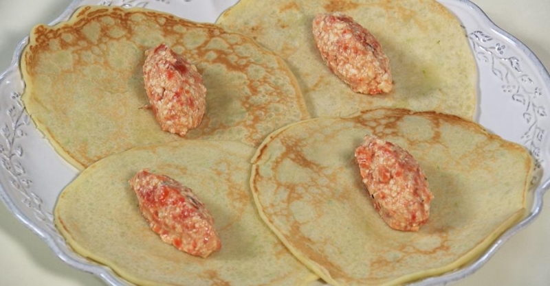 Блинчики с кабачком и пастой из перца с фетой