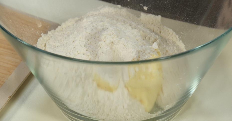 Киш с красной рыбой, фасолью, луком-пореем и сыром