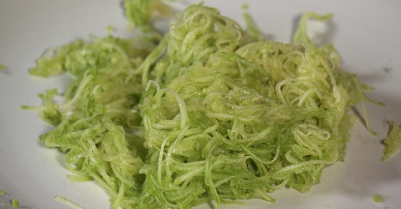 Блинчики с кабачком и пастой из перца с фетой