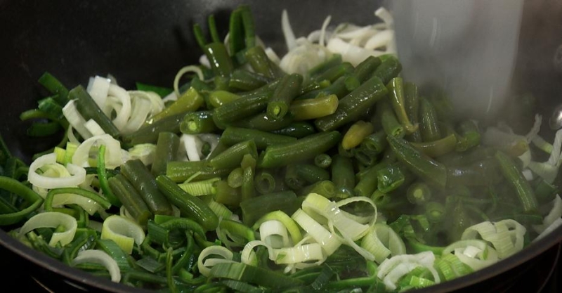 Киш с красной рыбой, фасолью, луком-пореем и сыром
