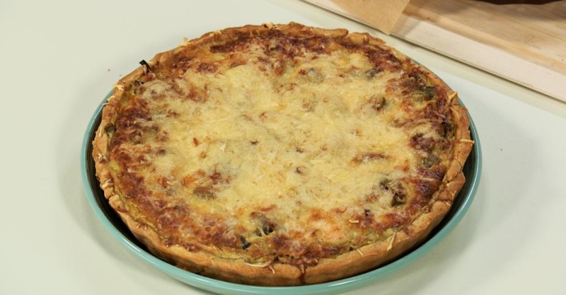 Киш с красной рыбой, фасолью, луком-пореем и сыром