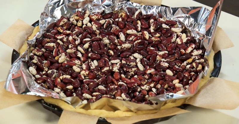 Киш с красной рыбой, фасолью, луком-пореем и сыром