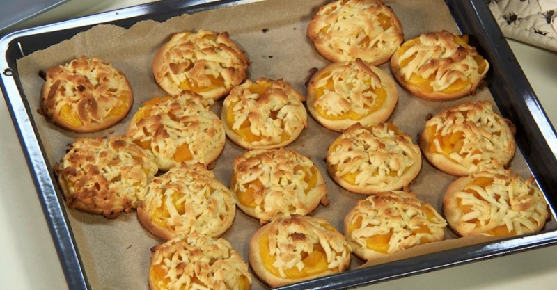 Песочное печенье с апельсиновым кремом и фруктами