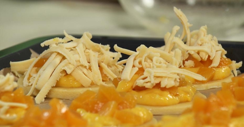 Песочное печенье с апельсиновым кремом и фруктами