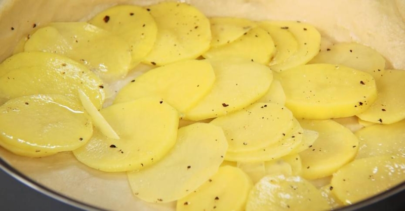 Тонкий пирог с рыбой и картошкой