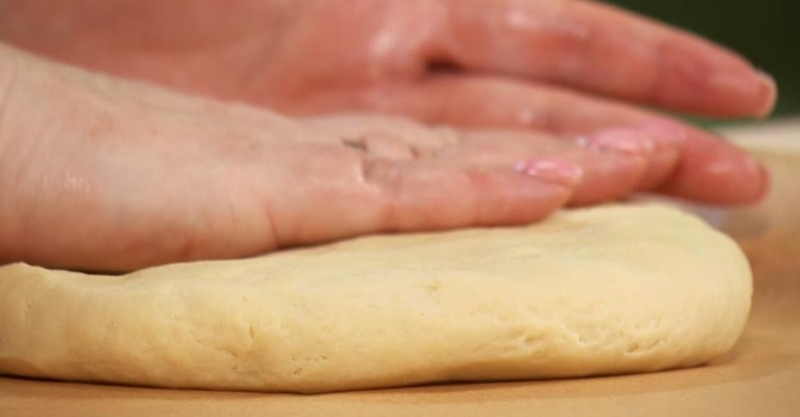 Тонкий пирог с рыбой и картошкой