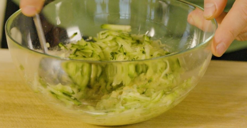 Драники из цукини с кремом и креветками