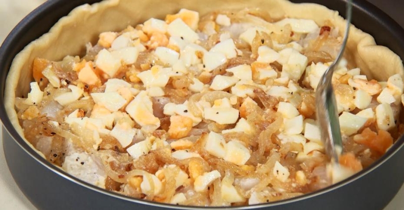 Тонкий пирог с рыбой и картошкой