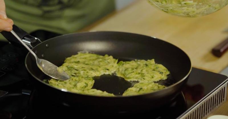 Драники из цукини с кремом и креветками