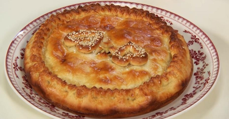 Тонкий пирог с рыбой и картошкой