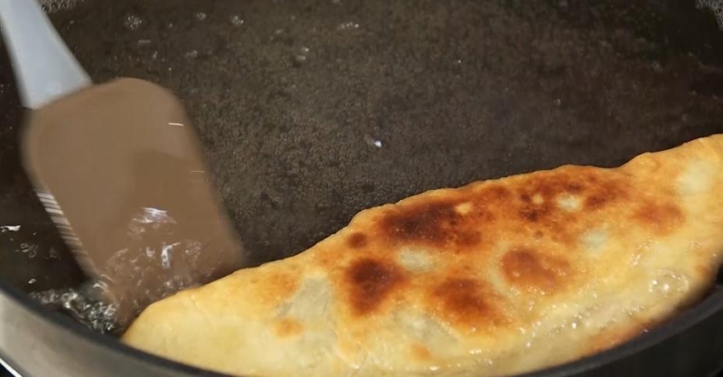Чебуреки с аджикой