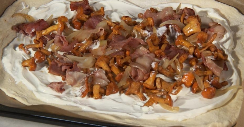 Тарт фламбе с лисичками