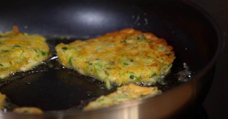 Лёгкие оладьи из кабачка с кремом