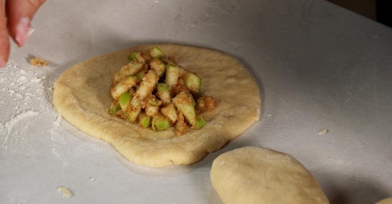Пирожки с яблоками и лимоном