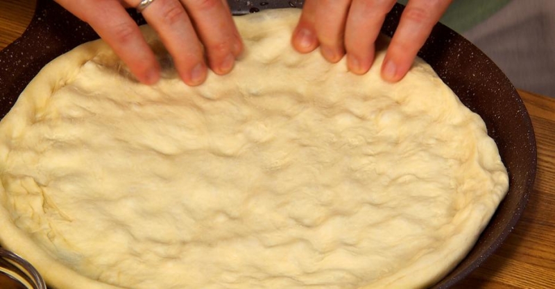 Острая пицца с колбасками