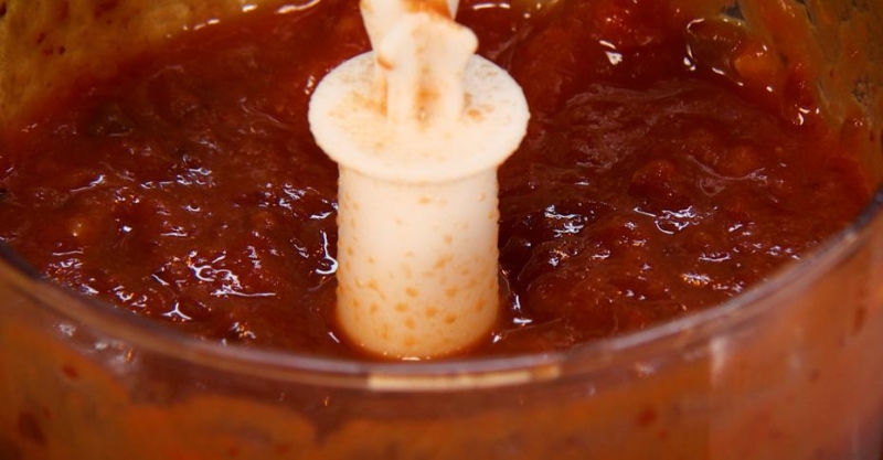 Острая пицца с колбасками