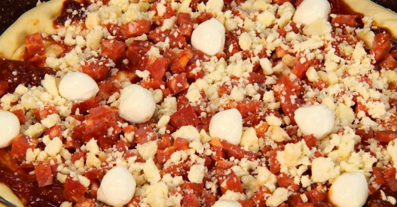 Острая пицца с колбасками