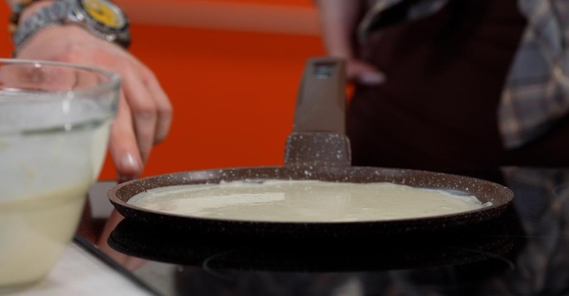 Блины с грибным дюкселем и голландским соусом